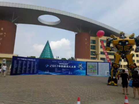 國內最大的機器人大賽今天在日照舉行，云章大放異彩