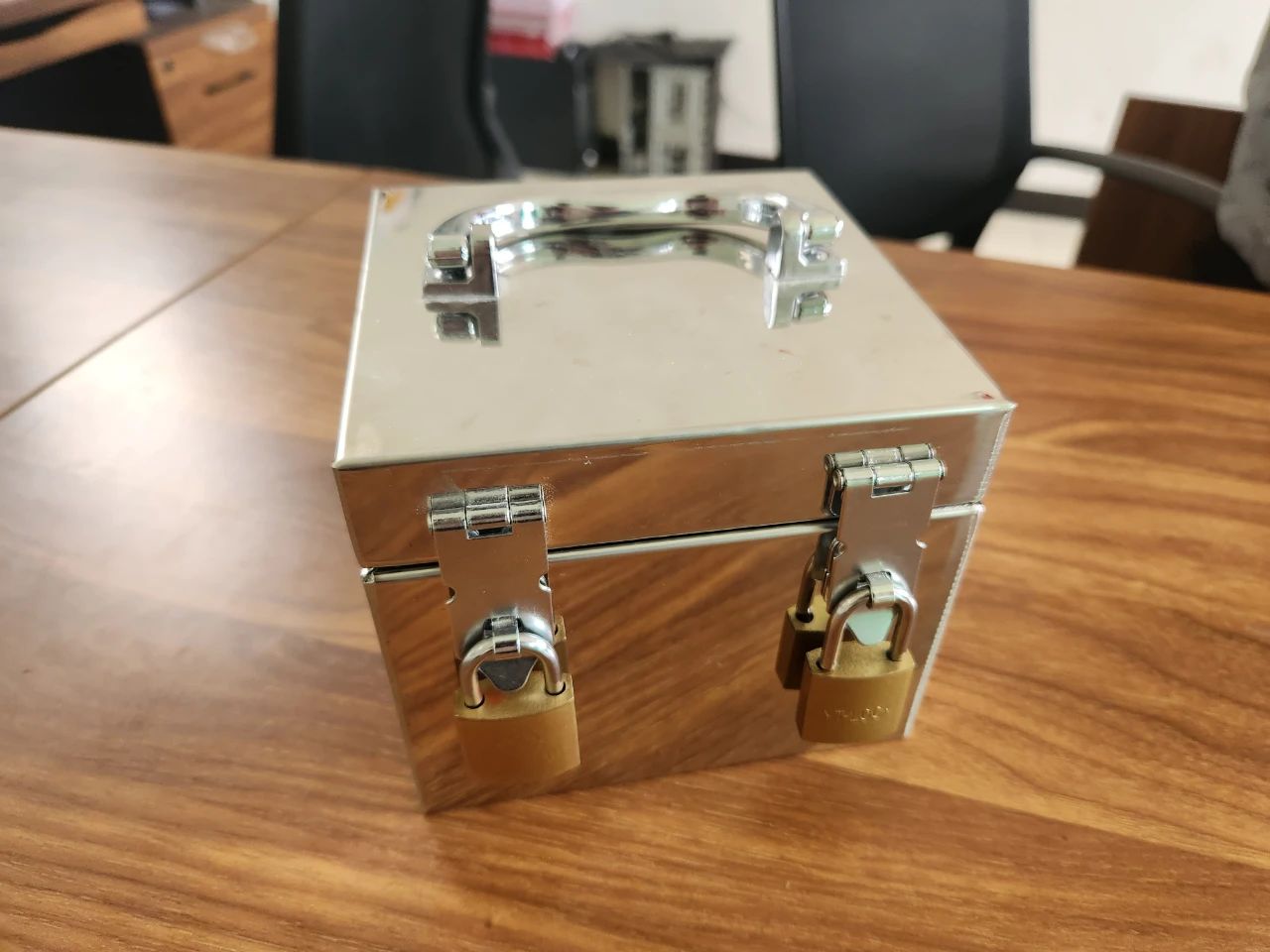 “鐵箱鎖章”村章鄉管何時休